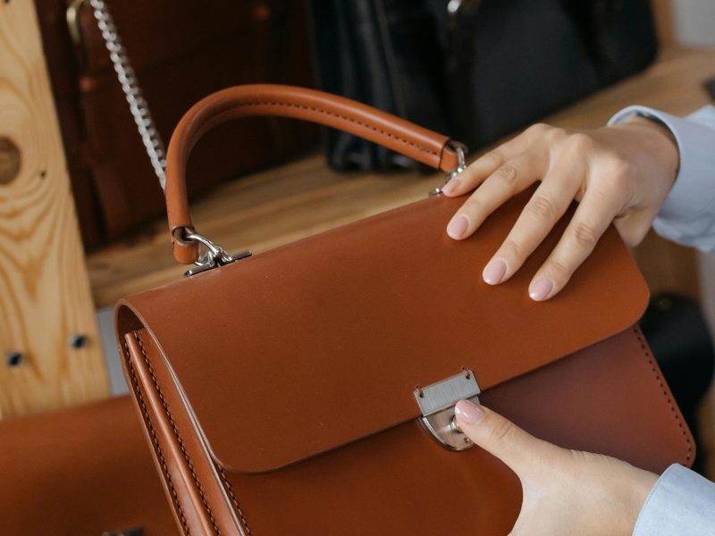 شنطه حريمى تشيل حاجات كتير جدا جدا تحفه طبعا